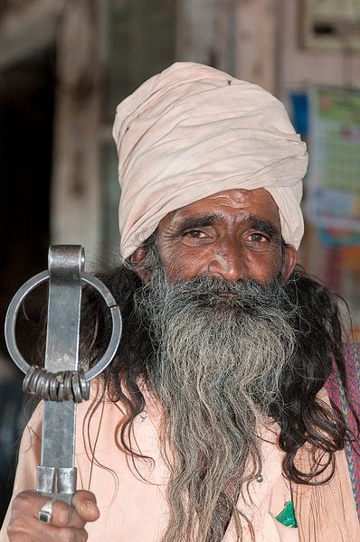 India: Gelovige met witte tulband (Jorawarpur) by Maarten Verhees