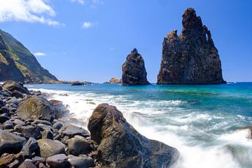Golven op het rots strand aan de noordkust van het eiland Madeira raken van Sjoerd van der Wal