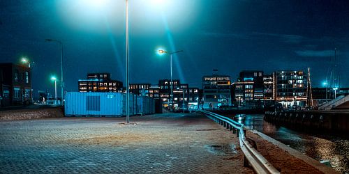 Kade langs de jachthaven van Scheveningen in avondlicht