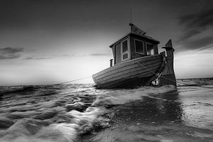 Fischerboot an der Ostsee in schwarzweiss.