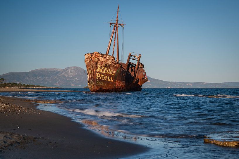 Shipwreck on the coast of Greece near Githion. by Koos SOHNS   (KoSoZu-Photography)