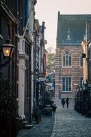 Atmosphärische Straße in Leiden - Kloksteeg mit Blick auf die Universität