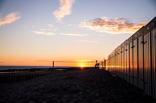 Minimalistische strandfoto bij zonsondergang – rustgevende kustwanddecoratie, digitale print van zee en zand