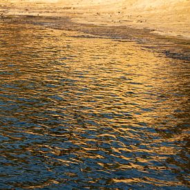 Goldene Wasseroberfläche in einer Mittelmeerbucht von Adriana Mueller