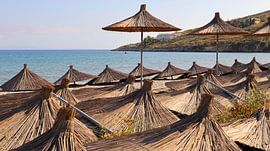 Sonnenschirme warten auf den Sommer von Angela Seubring