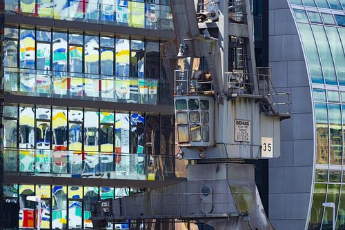 Oude vrachtkraan en hoogbouw Colorium,