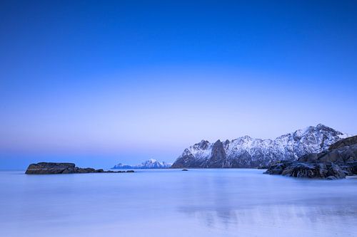 Zonsondergang op het strand van Hovden op de Vesteralen archipel in Noorwegen
