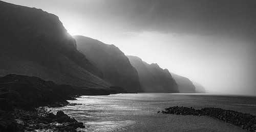 Superbe paysage en noir et blanc des falaises de Los Gigantes à Tenerife