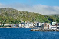 Blick auf die Stadt Hammerfest in Norwegen van Rico Ködder thumbnail