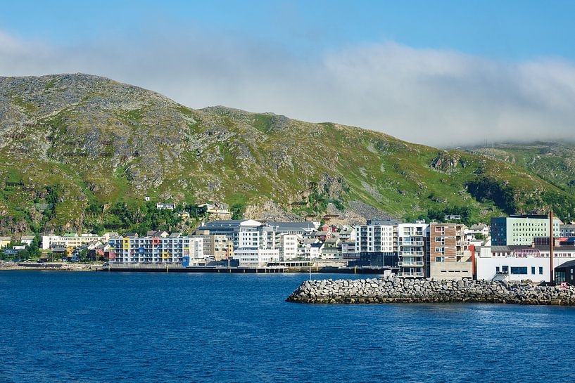 Blick auf die Stadt Hammerfest in Norwegen van Rico Ködder