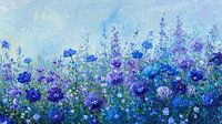 Korenbloemen en riddersporen in een blauw bloemen veld