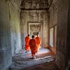 Trois jeunes moines bouddhistes entrant dans le temple d'Angkor Wat au Cambodge sur Vicente M