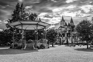 Atmosphärische Schwarz-Weiß-Aufnahme einer dynamischen Szene im Stadtpark