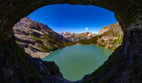 uitzicht over de oeschinensee van Mark Lenoire