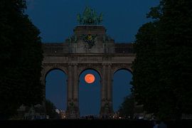 De volle maan onder het monument van het Jubelpark