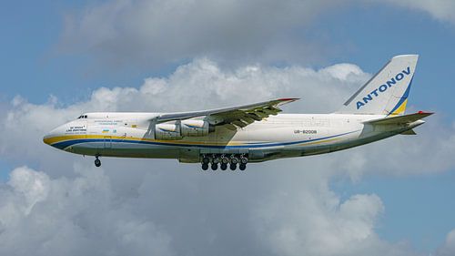 Landende Antonov 124-100M-150 van Antonov Airlines.