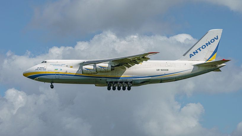 L'Antonov 124 de Volga-Dnepr atterrit sur le Polderbaan.  L'Antonov An-124 "Ruslan&amp;quot ; (nom de code OTAN : Condor) est un gros avion cargo ukrainien. Il était l'équivalent soviétique du Lockheed C-5 Galaxy, le plus gros avion de transport des forces armées américaines.  L'avion sur la photo provient de Volga-Dnepr. Volga-Dnepr est une compagnie aérienne russe basée à Oulianovsk. Volga-Dnepr opère des vols passagers, charter et cargo en Russie et, par l'intermédiaire de sa filiale AirBridgeCargo, de l'Europe de l'Ouest vers la Chine et le Japon.  Cette photo a été prise le 25 avril 2018. par Jaap van den Berg