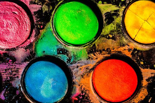 Macro opname verfdoos met diverse felle kleuren