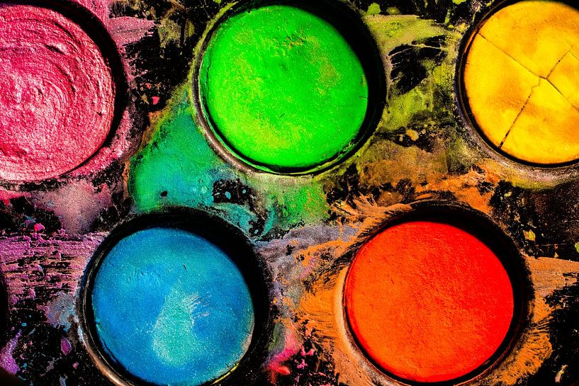 Macro opname verfdoos met diverse felle kleuren van Dick de Gelder