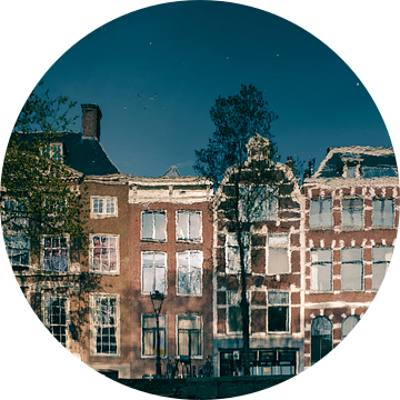 Amsterdamse grachtenpanden in het water (reflectie) van Roger VDB