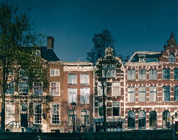 Amsterdamse grachtenpanden in het water (reflectie)