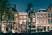 Amsterdamse grachtenpanden in het water (reflectie) van Roger VDB