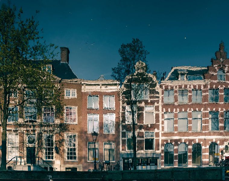 Amsterdamse grachtenpanden in het water (reflectie) van Roger VDB