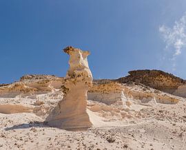 Eenzame zandsteen pilaar, La Pared, Fuerteventura, Canary Islands, Spanje van Rene van der Meer