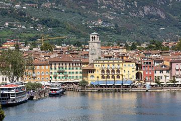 Zicht op Riva del Garda vanaf de Ponale weg van t.ART