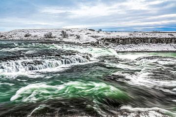 Wasserfall in Island Grüne Flut in Winterlandschaft von Femke Ketelaar