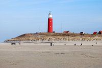 Het strand en de vuurtoren van Texel.