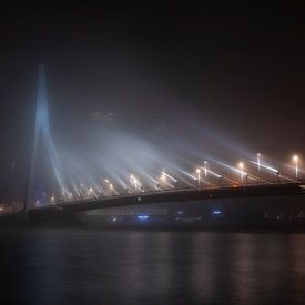 Die Erasmusbrücke in Rotterdam an einem nebligen Abend von Raoul Baart