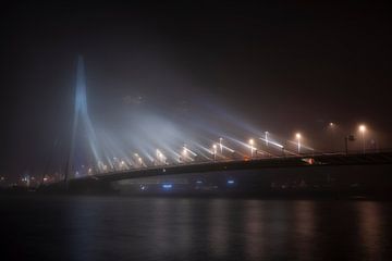 De Erasmusbrug in Rotterdam op een mistige avond van Raoul Baart