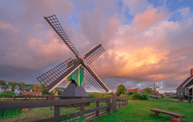 Farbenfrohe Wolkendecke in der Zaanse Schans von Patrick Hartog