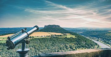 Telescoop op vesting Königstein aan de overkant van de Elbe van Jakob Baranowski - Photography - Video - Photoshop