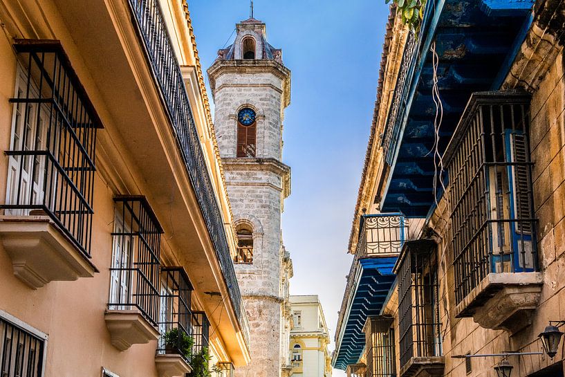 Kirchturm in Havanna, Kuba von Joke Van Eeghem