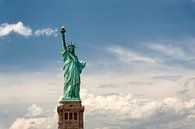 Het Vrijheidsbeeld in New York, geïsoleerd in de lucht. van Carlos Charlez thumbnail