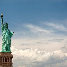 Het Vrijheidsbeeld in New York, geïsoleerd in de lucht. van Carlos Charlez