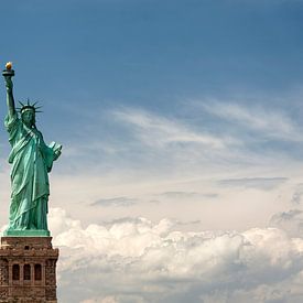 Die Freiheitsstatue in New York, isoliert am Himmel. von Carlos Charlez