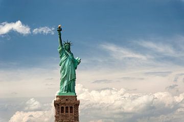 Die Freiheitsstatue in New York, isoliert am Himmel.