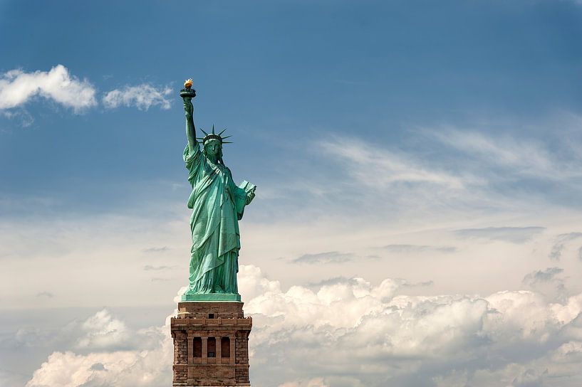 Het Vrijheidsbeeld in New York, geïsoleerd in de lucht. van Carlos Charlez