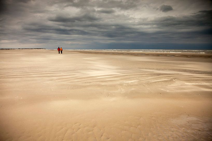 Ambiance orageuse sur la plage de sable de l'île de Spiekeroog par Peter Schickert