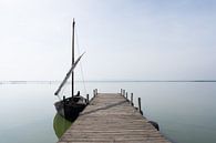 Vissersbootje aan de steiger aan het meer van Margreet Riedstra thumbnail