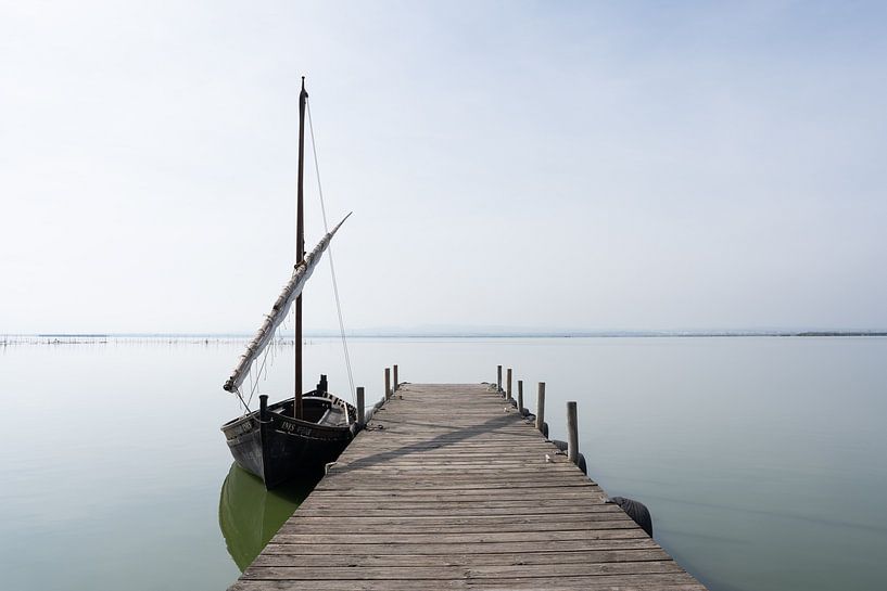 Vissersbootje aan de steiger aan het meer van Margreet Riedstra
