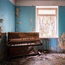 Verlaten Piano in de Kamer. van Roman Robroek - Foto's van Verlaten Gebouwen thumbnail