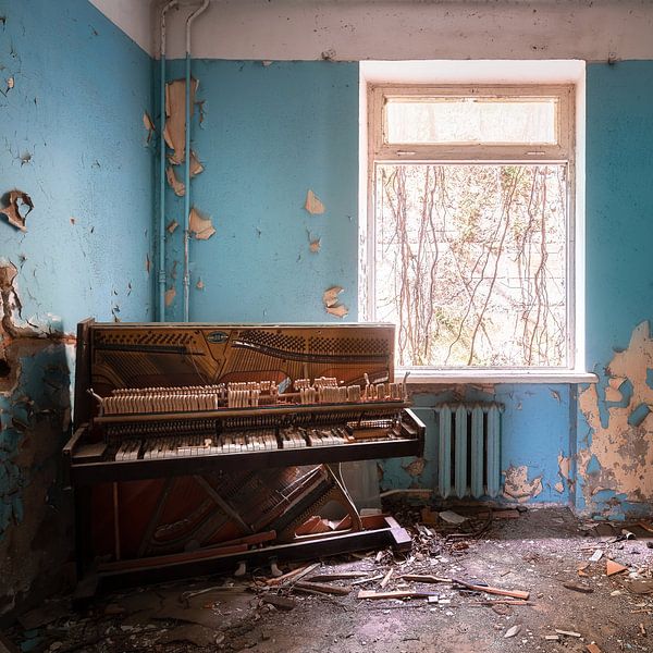 Verlassenes Klavier im Raum. von Roman Robroek – Fotos verlassener Gebäude