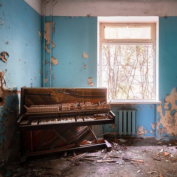 Verlaten Piano in de Kamer. van Roman Robroek - Foto's van Verlaten Gebouwen