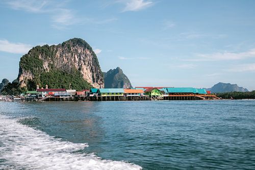 Een dorp gebouwd op het water in Thailand