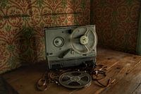 Een kapotte bandrecorder in een verlaten huis