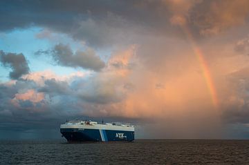 Schip met regenboog (liggend) van Jan Georg Meijer